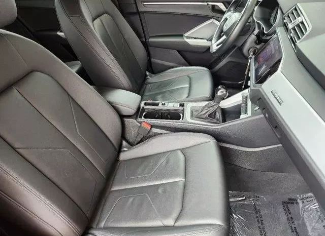 
								Audi Q3 40 Premium full									