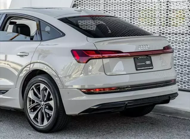 
								Audi e-tron Sportback Premium Plus full									