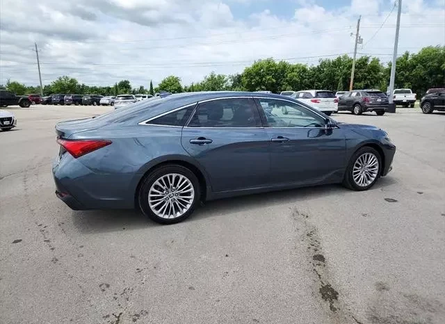 
								Toyota Avalon Hybrid Limited full									