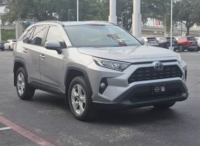 
								Toyota RAV4 XLE full									