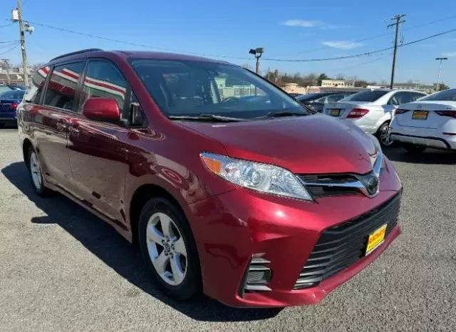 
								Toyota Sienna LE full									