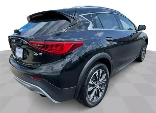 
								INFINITI QX30 Luxe full									