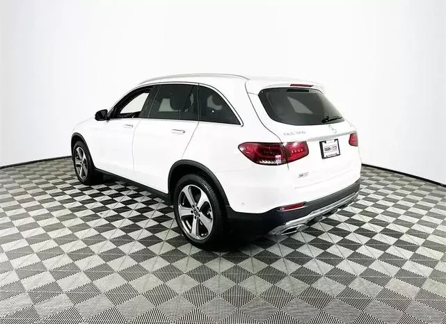 
								Mercedes-Benz GLC 300 Base 4MATIC full									