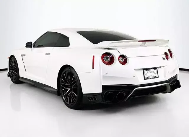 
								Nissan GT-R Premium full									