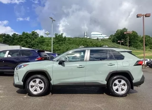 
								Toyota RAV4 Hybrid XLE full									