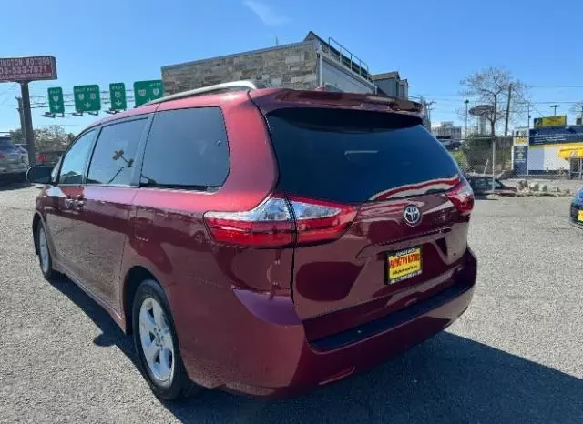 
								Toyota Sienna LE full									