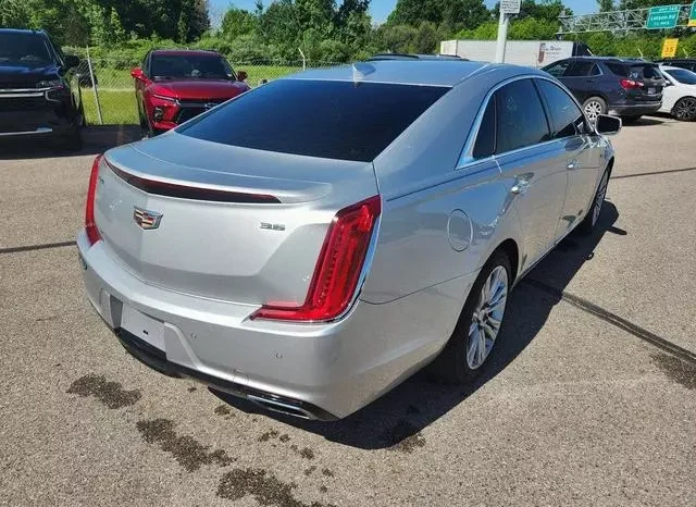 
								Cadillac XTS Luxury full									