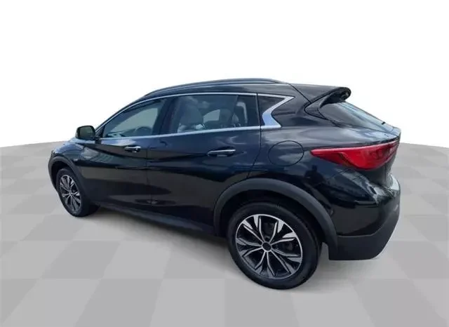 
								INFINITI QX30 Luxe full									