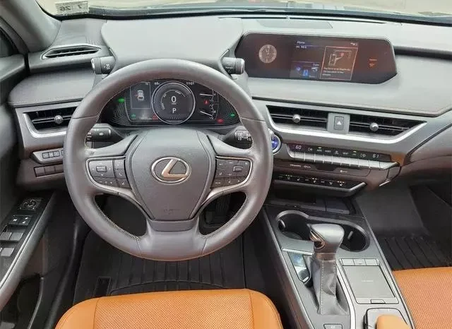 
								Lexus UX 250h Base full									