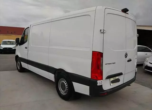 
								Mercedes-Benz Sprinter 1500 Standard Roof I4 full									