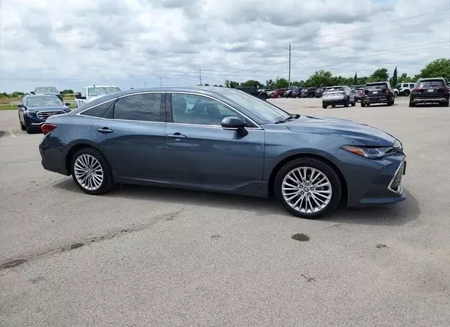 
								Toyota Avalon Hybrid Limited full									