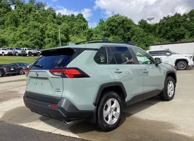 
								Toyota RAV4 Hybrid XLE full									