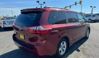 
									Toyota Sienna LE full								