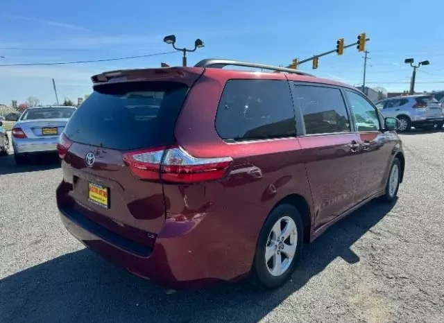 
								Toyota Sienna LE full									