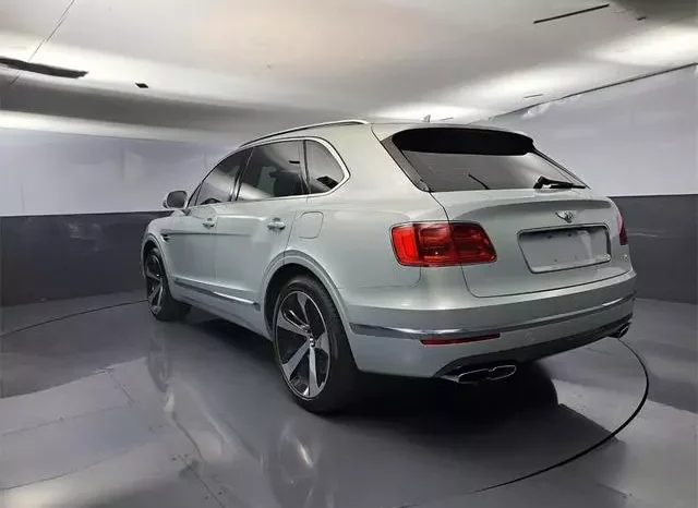 
								Bentley Bentayga Hybrid Base full									