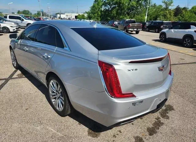 
								Cadillac XTS Luxury full									