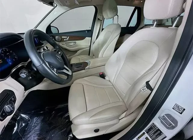 
								Mercedes-Benz GLC 300 Base 4MATIC full									