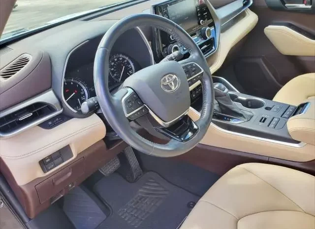 
								Toyota Highlander XSE full									