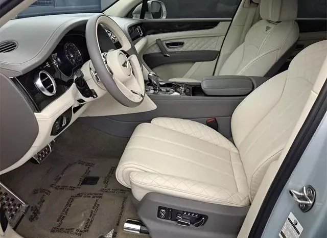 
								Bentley Bentayga Hybrid Base full									