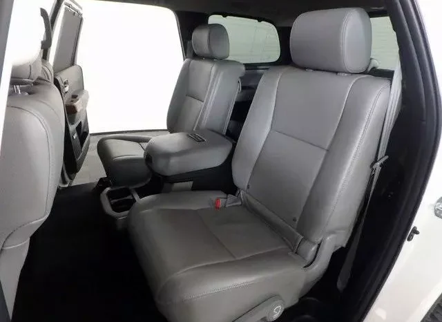 
								Toyota Sequoia Platinum full									