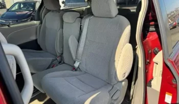 
									Toyota Sienna LE full								