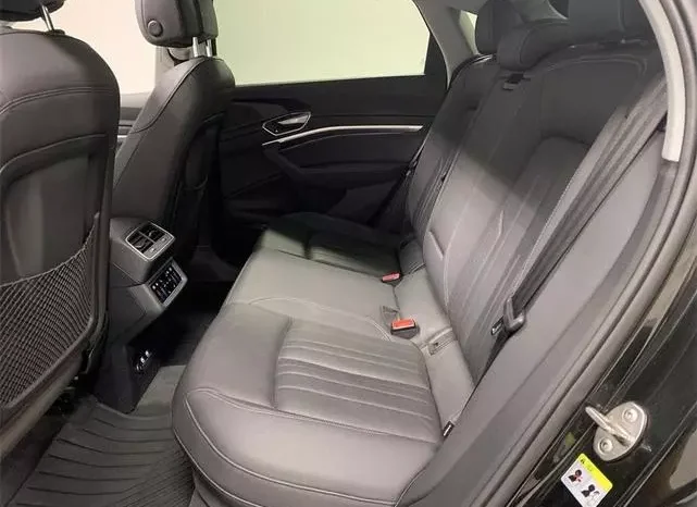 
								Audi e-tron Premium Plus full									