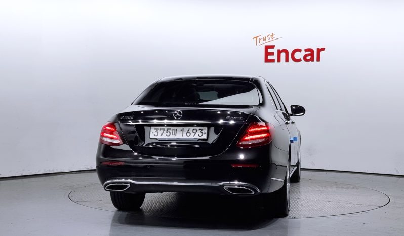 
								Mercedes-Benz E-Class E300 4MATIC Exclusive full									