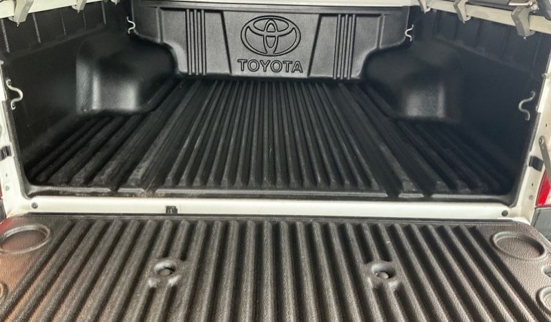 
								Toyota Hilux 2.4 D-4D 4WD full									