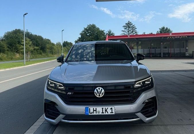 
								Volkswagen Touareg 3.0 AT full									