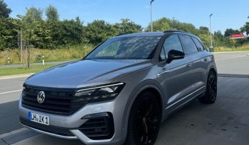 
									Volkswagen Touareg 3.0 AT full								