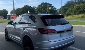 
									Volkswagen Touareg 3.0 AT full								